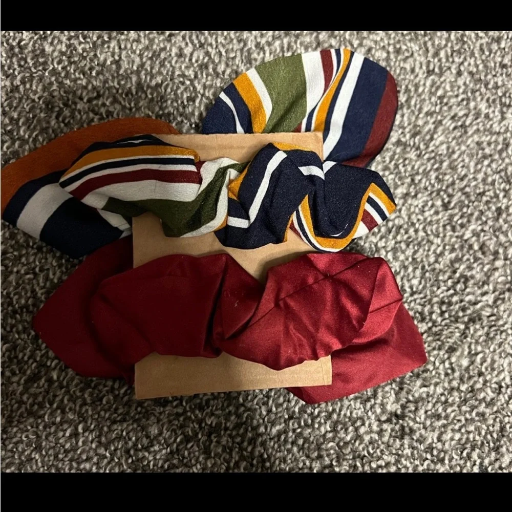 2 Hair‎ Tie Scrunchies